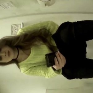 《盗撮動画》トイレでおしっこするついでにスマホ休憩をとるギャル店員ちゃん...ｗ