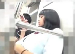 《盗撮動画》この上玉JKちゃんが駅のホームで白パンティ盗撮されまくっている件ｗｗｗ