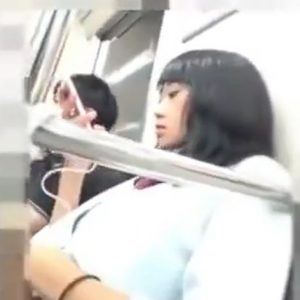 《盗撮動画》この上玉JKちゃんが駅のホームで白パンティ盗撮されまくっている件ｗｗｗ