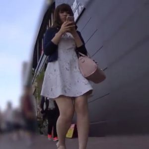 《盗撮動画》駅で発見！美女限定逆さ撮りパンチラ。お顔はめちゃくちゃ美形ですｗｗｗ