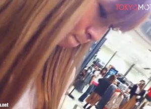 《盗撮動画》ギャルメイクで可愛いショップ店員ちゃんの顔面ドアップと逆さ撮りパンチラ