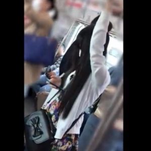 《盗撮動画》影がある童顔私服JD逆さ撮りパンチラ！スカートの中が意外にドスケベで抜いたｗｗｗ