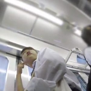 《盗撮動画》通学中の美少女JKのサテン地の純白パンティを長時間逆さ。走行中の電車内で。