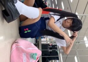 《盗撮動画》コスプレイベント会場で童顔ロリカワレイヤーのパンチラ撮影。これって生Pなんじゃ...ｗ