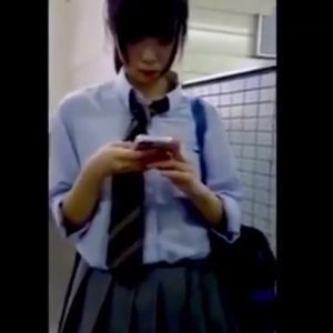 《盗撮動画》顔撮りの時点で勘づいている美少女JKにスカートめくりを敢行する危険人物