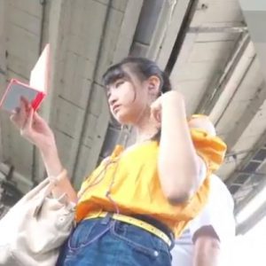 《盗撮動画》S級可愛い超絶美少女私服JK長時間逆さ！前屈みでデニスカの中のピンクPをゲット成功ｗ