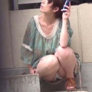 《盗撮動画》野外で人待ち中の素人女子のしゃがみパンチラの撮影、余裕でしたｗｗｗ