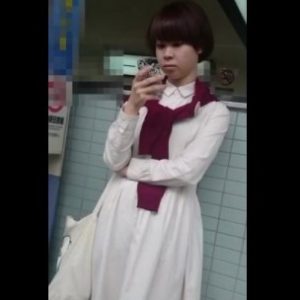 《盗撮動画》マッシュルームヘアーの大人しそうな娘の柄プリント綿パンチラ