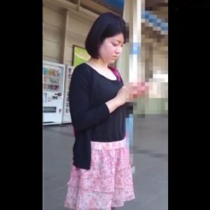 《盗撮動画》清楚なOLさんを駅のエスカでスカートめくり。可愛すぎる黒スト越しのピンクパンティがこちらｗｗ