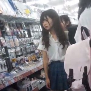 《盗撮動画》王道中の王道！青チェな制服JKの逆さ撮り純白パンチラ3人分