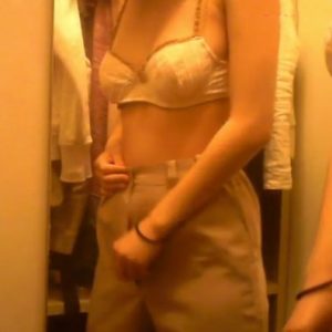 《盗撮動画》制服で店舗特定不可避のバイト店員着替え盗撮動画、ネットに出回ってしまう・・・