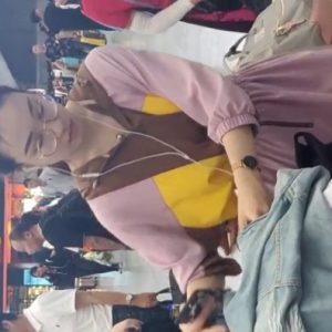 《盗撮動画》マニアック眼鏡娘ちゃん、ぴったりフィットした純白Pを空港で逆さ撮りされるｗｗｗ