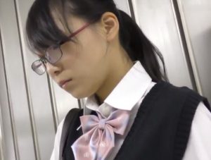 《痴漢動画》JC中●生疑惑のメガネ女子が満員電車で痴漢被害にあってるんだが・・・