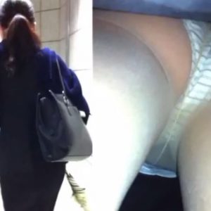 《盗撮動画》縞パンで就活中のリクスーJDちゃんの逆さ撮りパンチラ。可愛いの揃ってますｗｗｗ