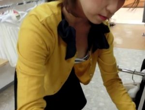 《盗撮動画》アパレル店員の胸チラパンチラってなんでこんなにエロく感じちゃうんだろうな？ｗ（長時間編）