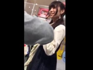 《盗撮動画》クッソ可愛くてスタイルもいいショップ店員パンチラ。逆さ撮りに気付く気配、なしｗｗｗ