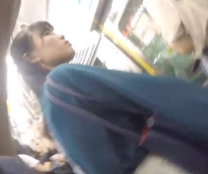 《盗撮動画》仕事帰りの黒髪清楚系女子を電車で逆さ撮り。可愛すぎるチェック柄パンティでしたｗ