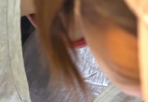 《胸チラ盗撮》変態宅に到着した女ウーバー配達員、胸チラ盗撮の餌食になってしまう・・・