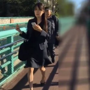 《盗撮動画》通勤中のリクスー美女に強粘着、パンチラ盗撮に至る危険人物がこちら・・・