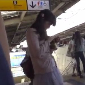 《盗撮動画》駅のエスカで無差別めくりまくりパンチラ動画（6分超）、ガチで抜けるｗｗ