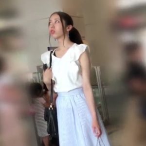 《盗撮動画》お嬢様清楚系美人JDに粘着パンチラ。淡い色のスカートでがっつり丸見えでしたｗｗ