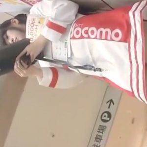 《盗撮動画》特定不可避！キャリアのロゴ入り制服のキャンギャル携帯店員のむっちりTバックパンチラ