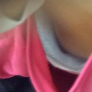 《胸チラ盗撮》ウーバー配達員女さん、変態客に乳首を盗撮されてしまう被害・・・