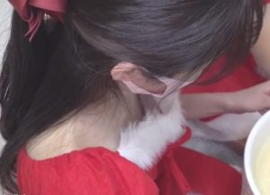 《盗撮動画》サンタコスでお仕事中の美人コンパニオンの乳首GET成功！下はドスケベTバックでしたｗｗｗ