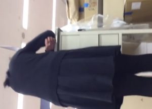 《盗撮動画》スーパー2階の衣料品売り場の黒スト店員をスカートめくりパンチラ。超高画質でどうぞｗｗ