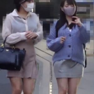 《痴漢動画》2人で帰宅中のこの可愛いJDたちがこれから満員電車でオマ●コくぱぁされてしまうという事実・・・