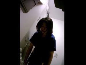 《盗撮動画》入手困難ガチモノ品！仕事終わりの女性店員の更衣室を隠し撮り犯行現場映像