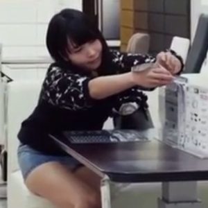 《盗撮動画》一人でお出かけしているデニミニ美少女。スカートが短すぎてパンツ丸見え案件