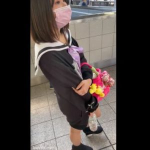 《盗撮動画》電車で盗撮に気づいた清楚系制服JKちゃん、盗撮魔に純白パンティを見せつけてしまう