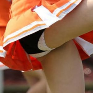 《盗撮動画》可愛い世代の小柄なチアさん、演技でしっかりとハミパンしてしまう