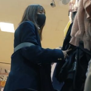 《盗撮動画》アパレルショップの放課後JKの純白パンチラGET成功。肉感がガチでエロいJKでしたｗｗｗ