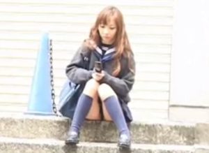 《盗撮動画》学校帰りのセーラー服JKの座りパンチラ盗撮。奇跡の”ハミ具”の撮影にも成功ｗｗｗ