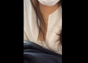 《盗撮動画》電車のスーツOLさん、自分が胸チラ盗撮されていることに気付いてしまった結果・・・