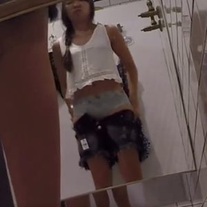 《盗撮動画》ガンガンに音楽が流れる店内で若そうなギャルの試着室盗撮。シンプルなグレーの綿パンツです