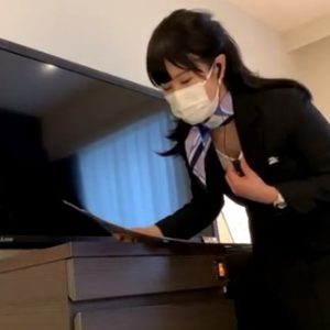 《盗撮動画》バレたら即逮捕。黒髪清楚なホテルの接客スタッフい決死の逆さ撮りパンチラを敢行