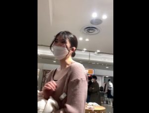《盗撮動画》仕事中に女友達と会話中の美人店員ちゃんの食い込みパンチラ。むっちりされてますｗｗ