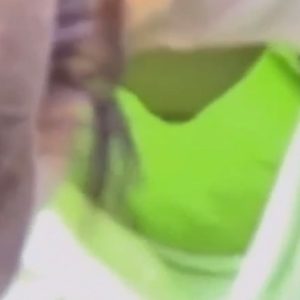 《盗撮動画》公園で子供の世話に夢中の若い人妻ちゃんのノーブラ乳首が激写されてしまう