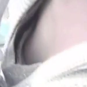 《盗撮動画》胸チラ盗撮の天才、美人ショップ店員の貧乳乳首GETに成功するｗｗｗ