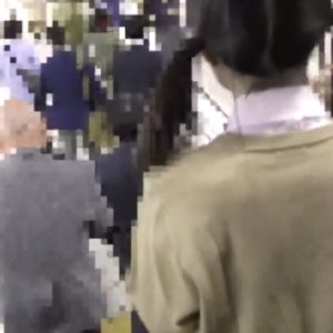 《痴漢動画》通学中の美少女JKちゃん、見知らぬ親父に指を挿入されるもなにも抵抗できない・・・