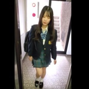 《盗撮動画》前から目をつけてた美少女JKのパンチラ盗撮についに成功してしまって興奮が止まんねえ・・・
