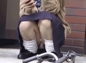 《盗撮動画》生意気そうなJKのしゃがみパンチラ撮ってたらハミ毛が撮れたから晒すｗｗ