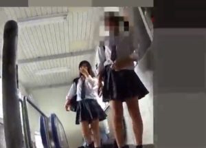 《盗撮動画》電車で仲良く通学中のカースト上位JKちゃんを2人まとめて逆さ撮りした結果がこちらｗｗ