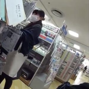 《盗撮動画》買い物中の黒タイツ女子の逆さ撮りパンチラって冬の醍醐味だよなｗｗｗ