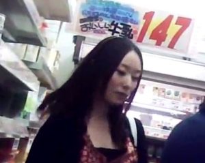 《盗撮動画》これぞガチの逆さ撮りパンチラ！スーパーで美人ギャルの純白パンティ激撮編
