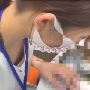 《盗撮動画》乳首も純白パンティも完全攻略されてしまった美人ショップ店員ちゃんが発見される
