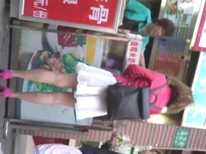 《盗撮動画》変態「彼氏が隣にいる子のスカートの中盗撮するの楽しすぎ」⇒ そのパンチラ動画がこちら